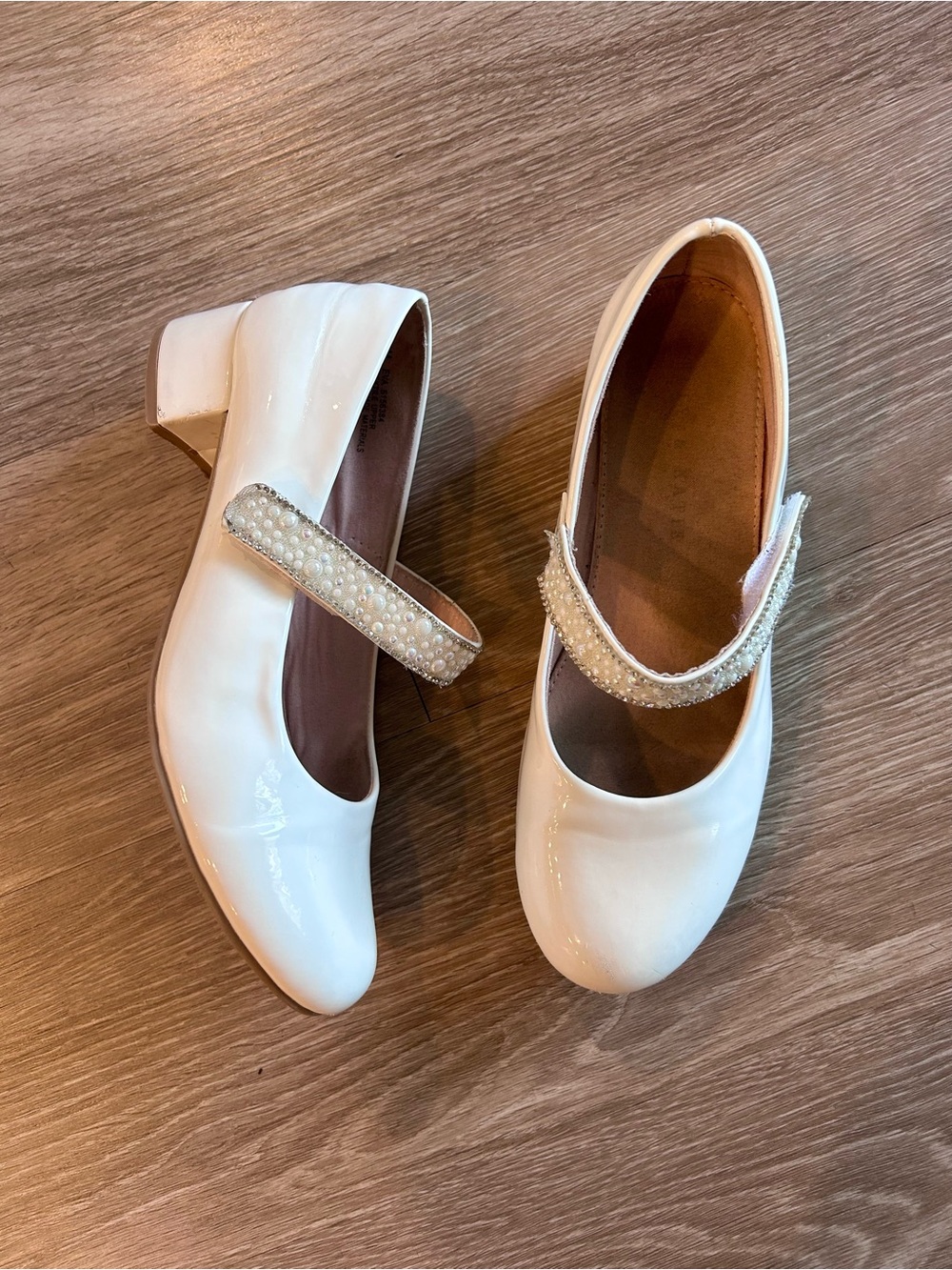Kelly & Katie Girls' White Patent Mary Janes with Pearl Strap - size 5M